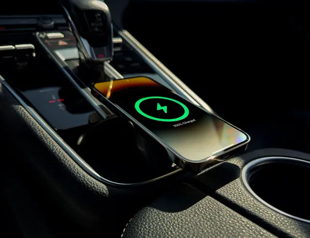 IQwire MagSafe draadloze autolader Porsche Panamera 971 console